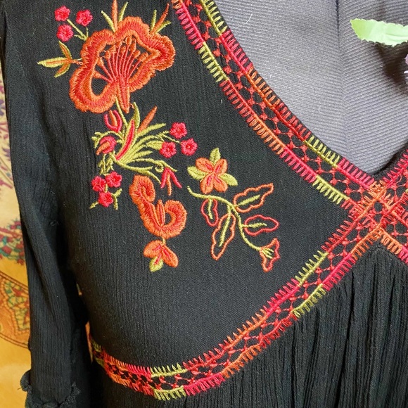 Embroidered dress! - Picture 2 of 6